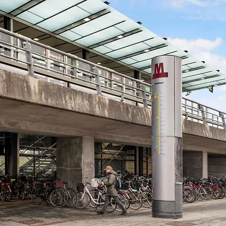 Apartment Sanders Arena - Chic Three-bedroom Close To Metro Station *