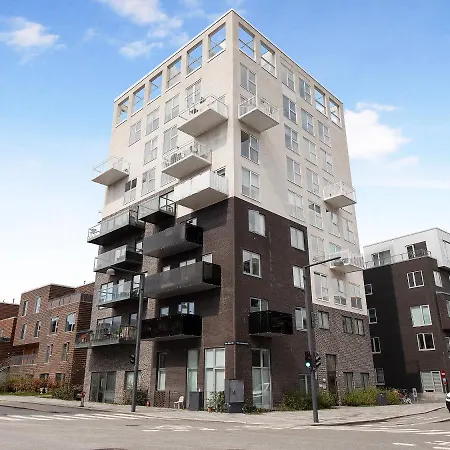 Sanders Arena - Chic Three-bedroom Close To Metro Station Apartment *