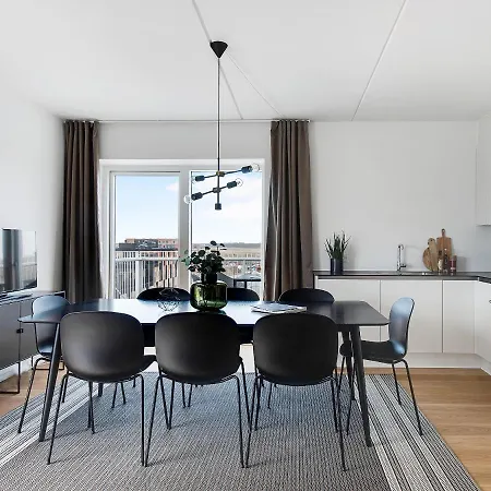 Sanders Arena - Chic Three-bedroom Close To Metro Station