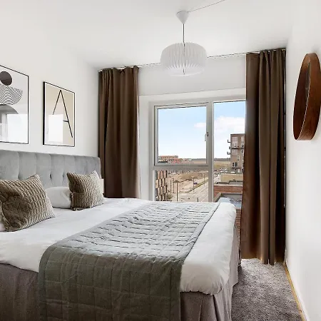 Sanders Arena - Chic Three-bedroom Close To Metro Station Apartment *