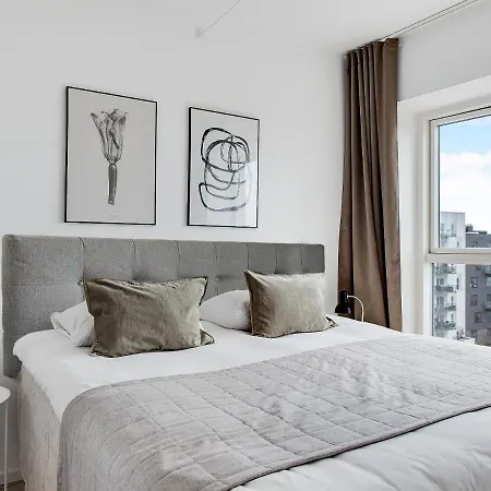 Sanders Arena - Chic Three-bedroom Close To Metro Station *