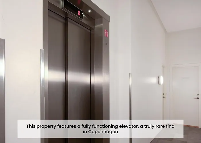 Apartment Sanders Arena - Chic Three-bedroom Close To Metro Station *