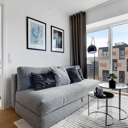 Sanders Arena - Chic Three-bedroom Close To Metro Station דירה