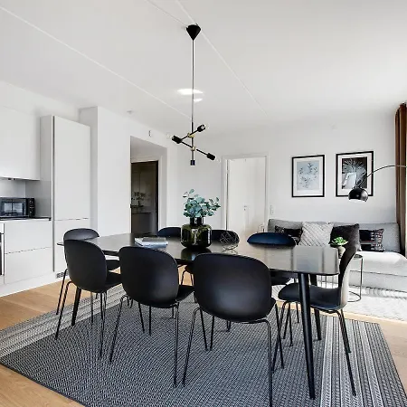 Sanders Arena - Chic Three-bedroom Close To Metro Station דירה