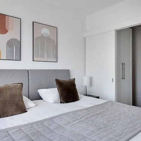 Sanders Arena - Chic Three-bedroom Close To Metro Station דירה *