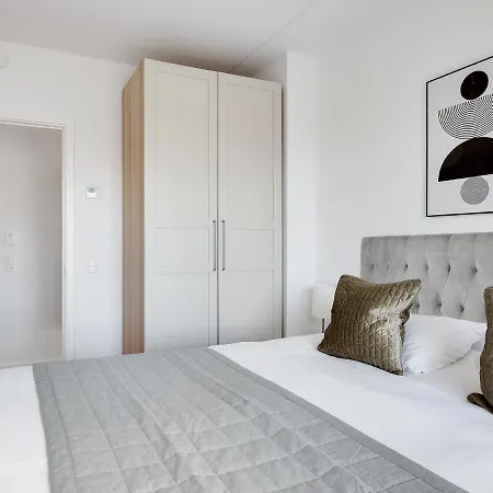 Sanders Arena - Chic Three-bedroom Close To Metro Station דירה