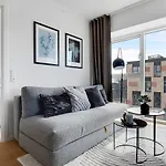 Sanders Arena - Chic Three-bedroom Close To Metro Station Apartamento