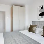 Sanders Arena - Chic Three-bedroom Close To Metro Station Apartamento